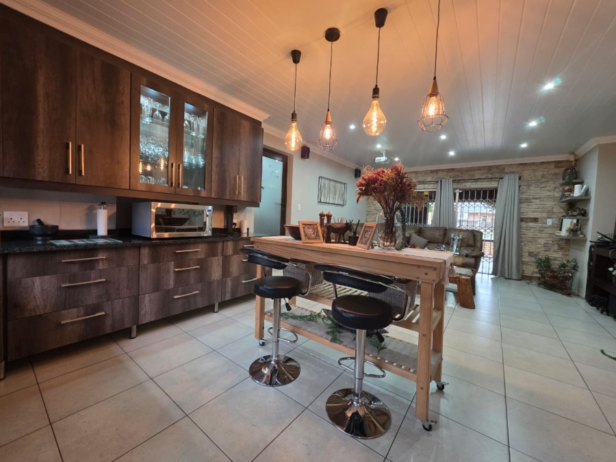 4 Bedroom Property for Sale in Geelhoutpark North West